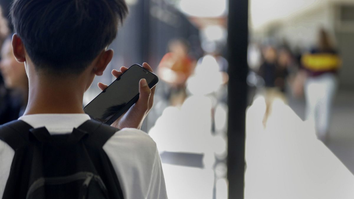 Avrupa'da okullarda akıllı telefon kullanımını yasaklayan ülkelerin sayısı artıyor.