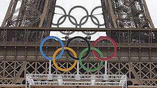 Paris'teki Eyfel Kulesi'nde Olimpiyat halkaları görülüyor, 18 Ağustos 2024