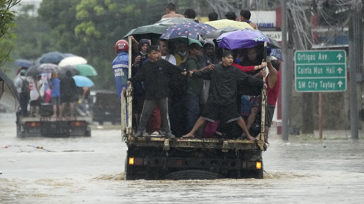 Filipinler'in Rizal kentindeki insanlar bir kamyonun kasasında kurtulma mücadelesi veriyor, 2 Eylül 2024