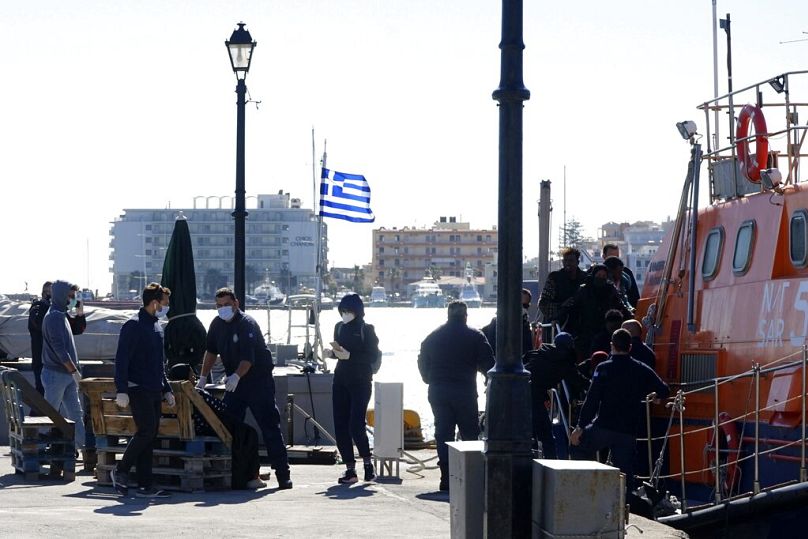 ARCHIVO - Migrantes desembarcan de un buque guardacostas tras una operación en la isla griega de Quíos, en el noreste del mar Egeo, el martes 26 de octubre de 2021.