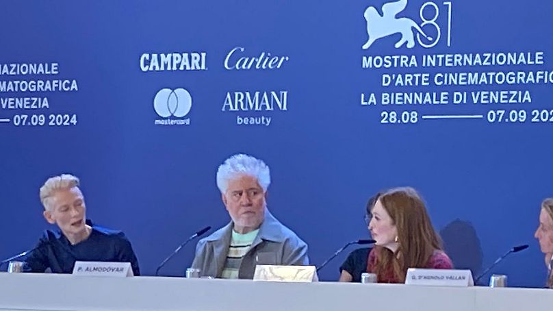 Temas como morte, amizade feminina e atuação no universo de Almodóvar foram discutidos na conferência de imprensa do Festival de Cinema de Veneza.