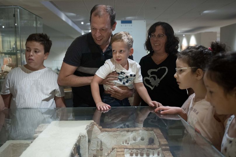 Ariel Geller (ortada), annesi Anna (sağda) ve babası Alex ile eserin onarım çalışmalarını izliyor.