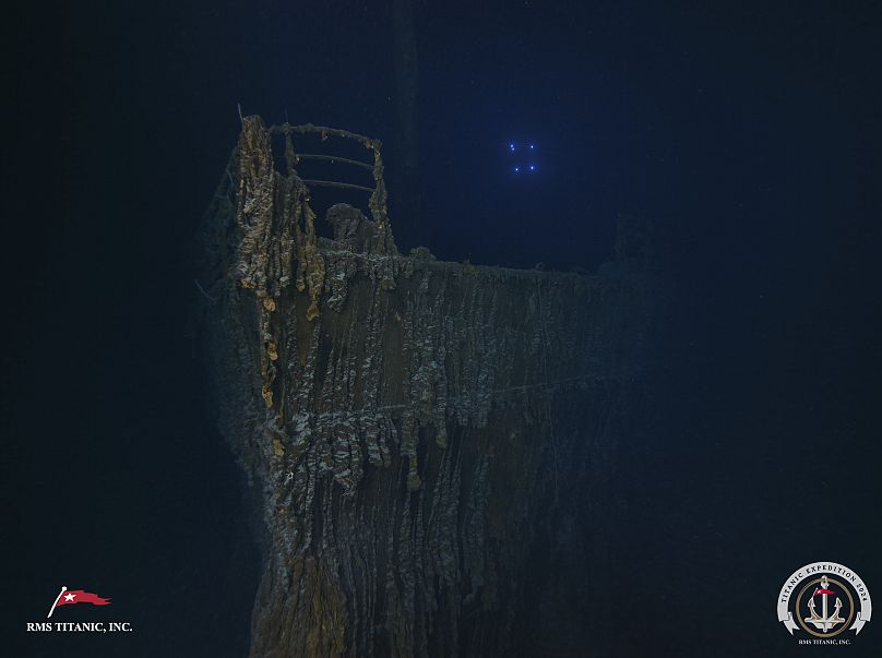 Esta imagen publicada el lunes, 2 de septiembre de 2024, muestra la proa del Titanic con una gran sección de la barandilla de cubierta ahora desaparecida