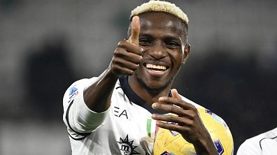 Victor Osimhen, 28 Şubat 2024 tarihinde İtalya'nın Reggio Emilia kentindeki Mapei Stadyumu'nda Sassuolo ile Napoli arasında oynanan maçta üç gol attıktan sonra görüntüleniyor