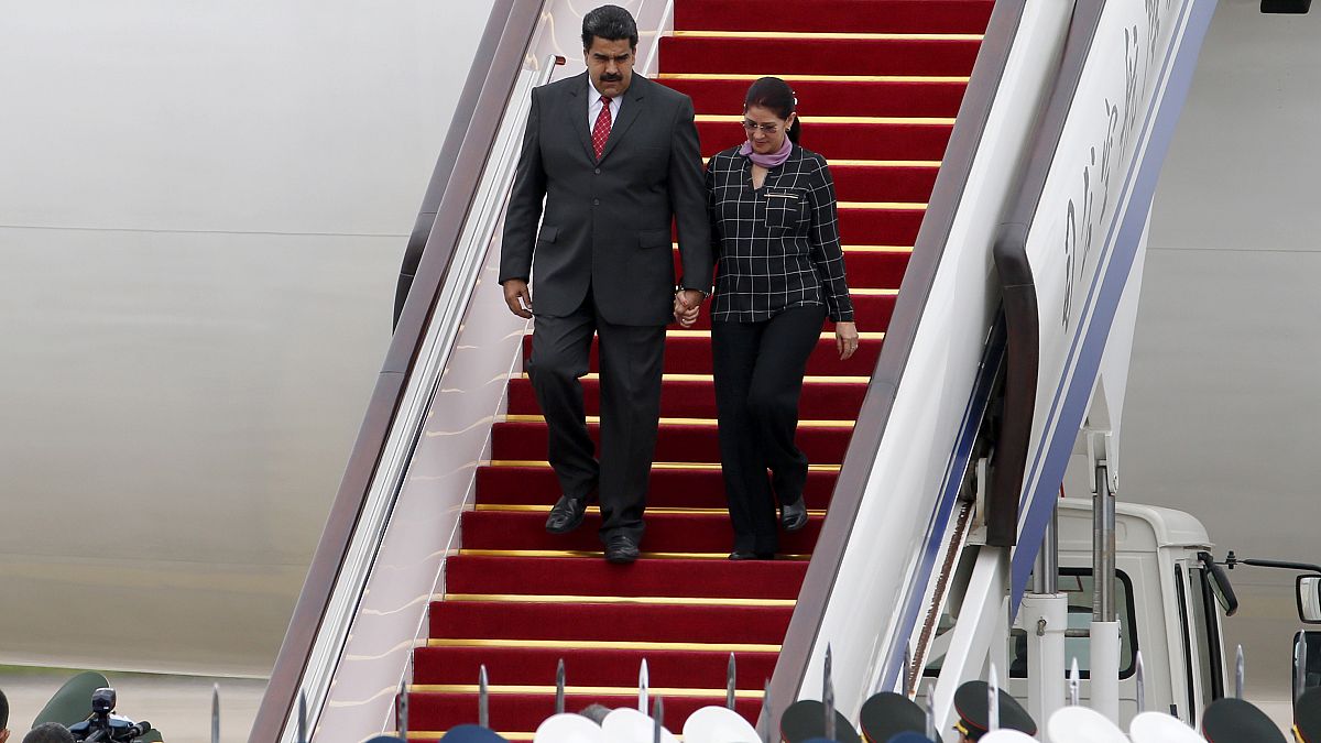  O presidente da Venezuela, Nicolas Maduro, à esquerda, e a primeira-dama, Cilia Flores, chegam ao Aeroporto Internacional de Pequim.