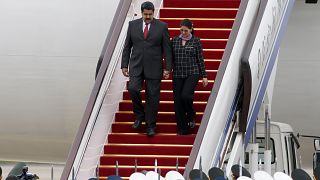  O presidente da Venezuela, Nicolas Maduro, à esquerda, e a primeira-dama, Cilia Flores, chegam ao Aeroporto Internacional de Pequim.