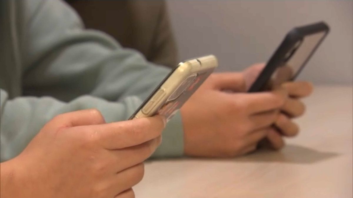 Estudiantes utilizando el teléfono móvil en clase.