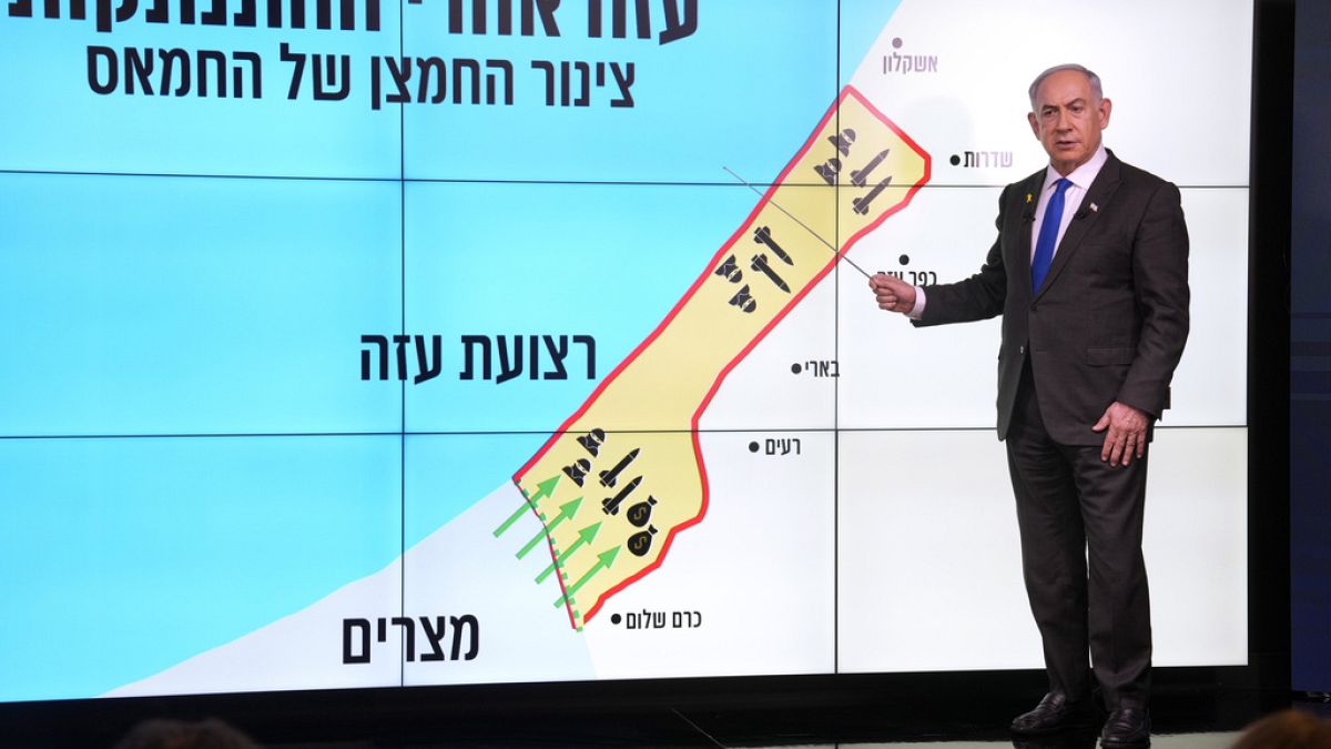 Israels Ministerpräsident Benjamin Netanjahu zeigt auf den Gazastreifen - der Philadelphi-Korridor im Süden ist strategisch wichtig für Israel und die Hamas.