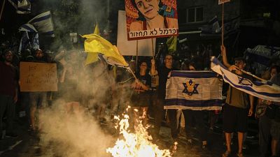 Dimostranti accendono un fuoco durante le grandi proteste di piazza in Israele domenica e lunedì per chiedere al governo il rilascio degli ostaggi nella Striscia di Gaza