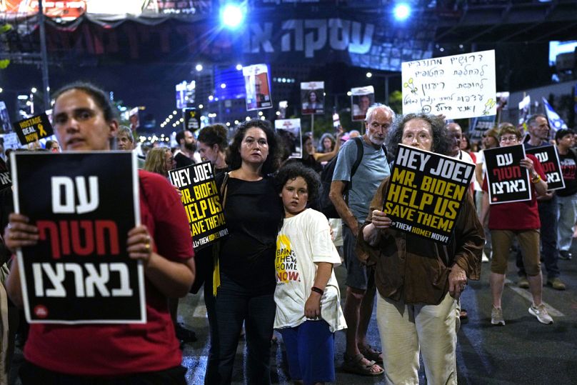 Una delle proteste organizzate dal Forum degli ostaggi a Tel Aviv