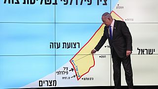  Benjamin Netanyahu com um mapa da Faixa de Gaza, diz aos espetadores que Israel deve manter o controlo sobre o “corredor de Filadélfia”, segunda-feira, 2 de setembro de 2024.