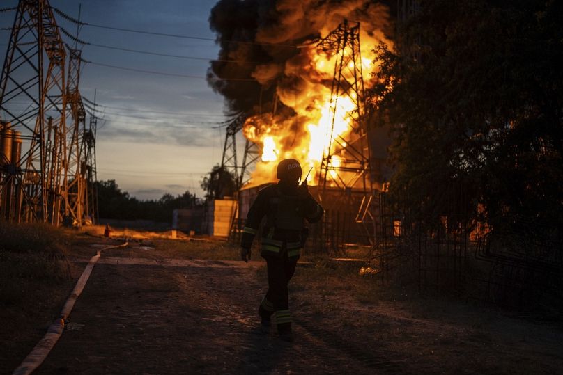 Un vigile del fuoco ucraino lavora per spegnere l'incendio in una sottostazione elettrica colpita dall'attacco russo nella regione di Dnipropetrovsk, Ucraina, 2 settembre 2024