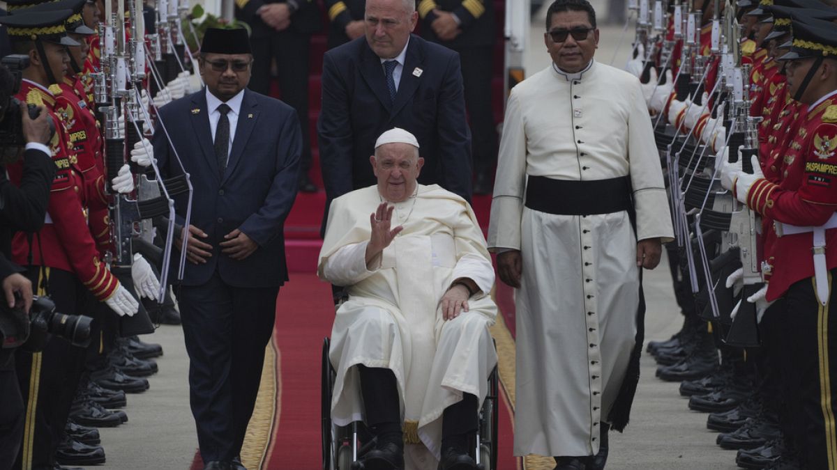 Papa Francesco atterrato in Indonesia