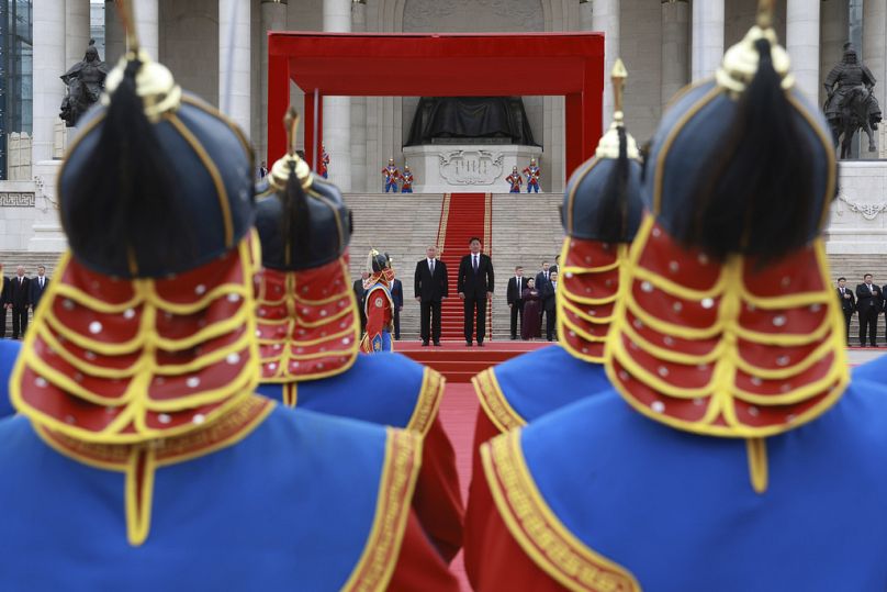 Wladimir Putin und Ukhnaagiin Khurelsukh nehmen an einer Begrüßungszeremonie auf dem Sukhbaatar-Platz in Ulaanbaatar, teil, Dienstag, 3. September 2024. 