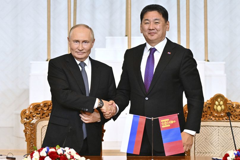 Der russische Präsident Wladimir Putin und der mongolische Präsident Ukhnaagiin Khurelsukh schütteln sich die Hände Dienstag, 3. September 2024. 