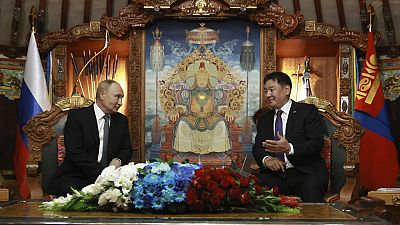 Vladimir Putin e o Presidente da Mongólia Ukhnaagiin Khurelsukh participam numa reunião no edifício governamental Saaral Ordo. Terça-feira, 3 de setembro de 2024