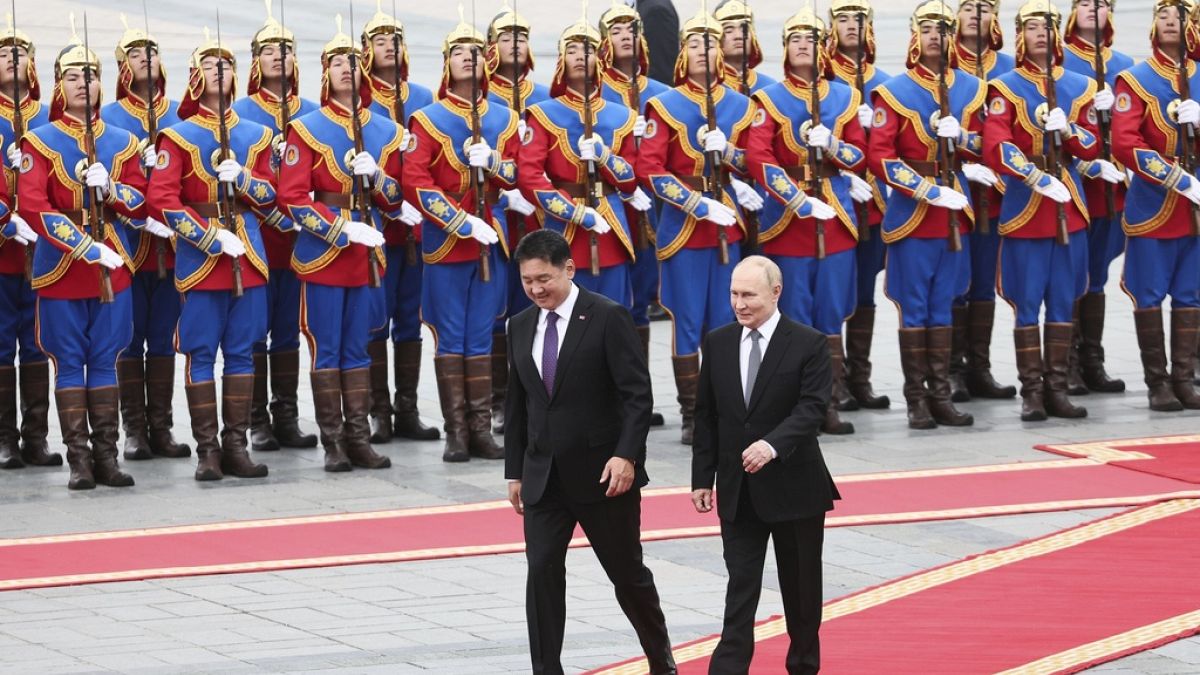 Le président russe a été accueilli en grande pompe en Mongolie.