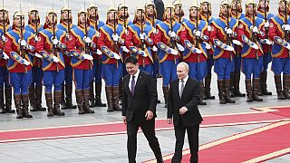 Le président russe a été accueilli en grande pompe en Mongolie.