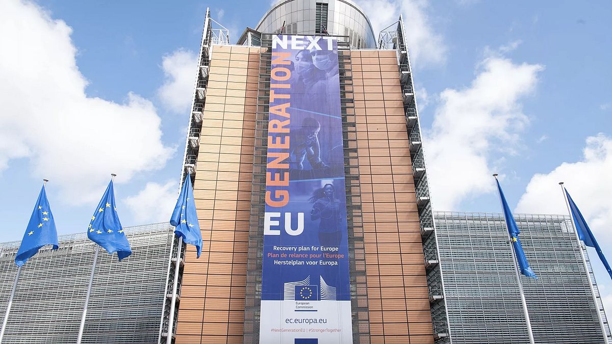 Brüksel'deki Berlaymont binasının önünde "Avrupa için Kurtarma Planı" pankartı.