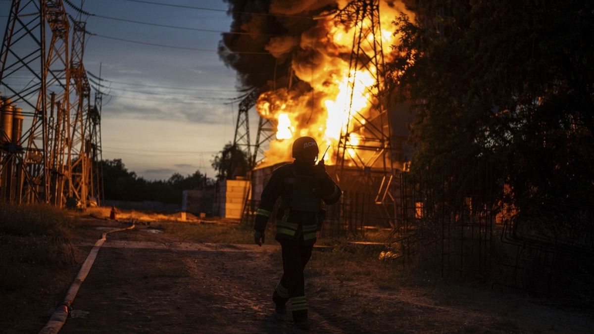 Una stazione elettrica in fiamme in Ucraina