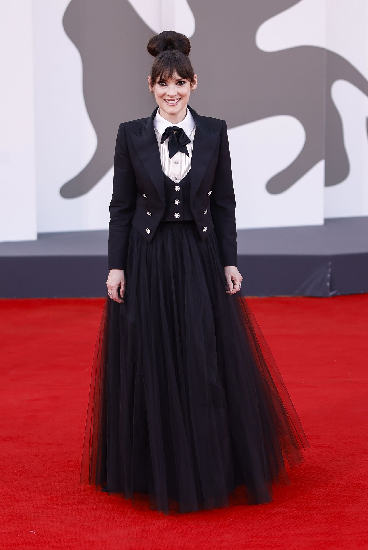 Winona Ryder pose pour les photographes à son arrivée à la première du film 'Beetlejuice Beetlejuice'.