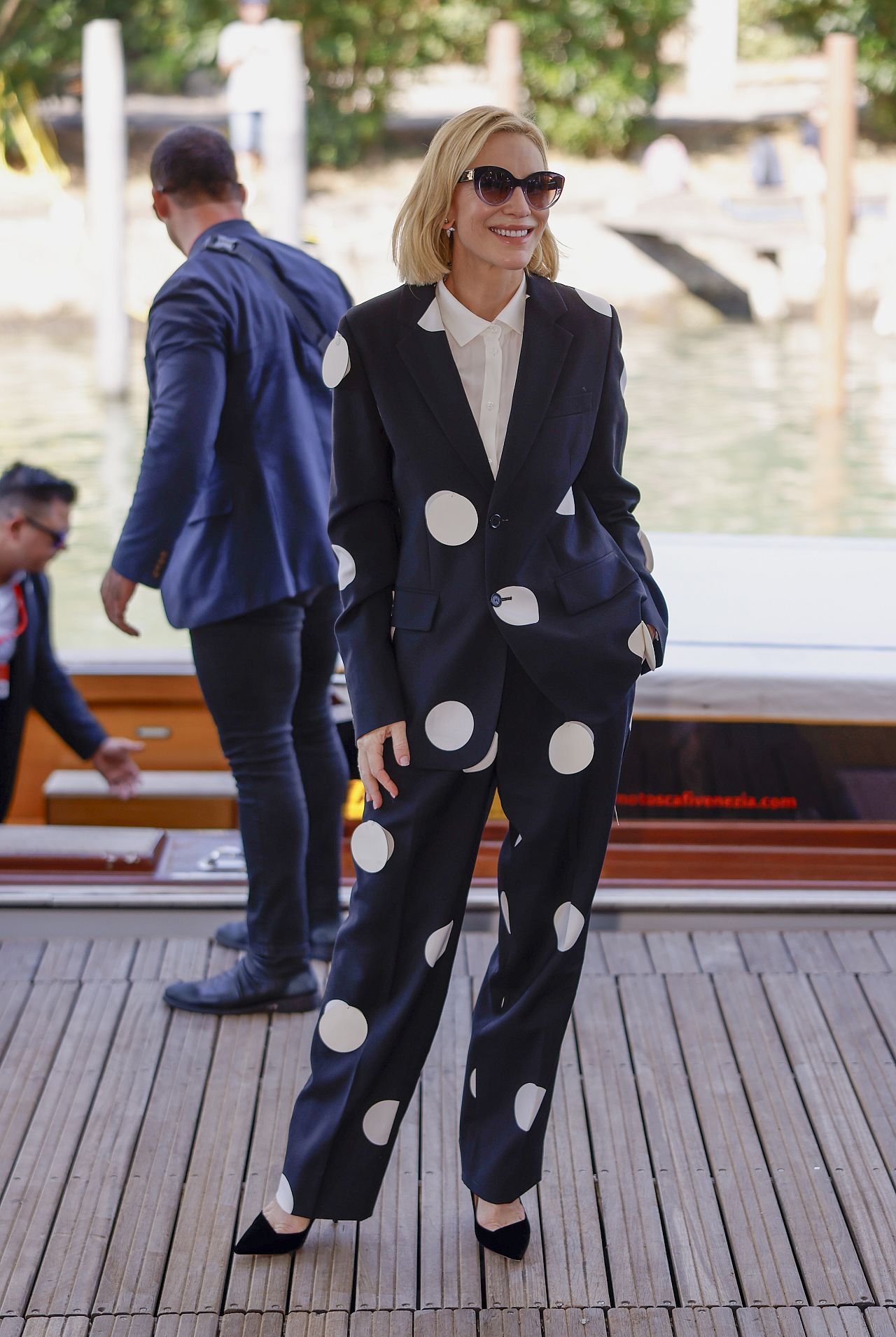 Cate Blanchett pose pour les photographes à son arrivée à la conférence de presse de la série télévisée 'Disclaimer' lors de la 81ème édition de la Mostra de Venise. 