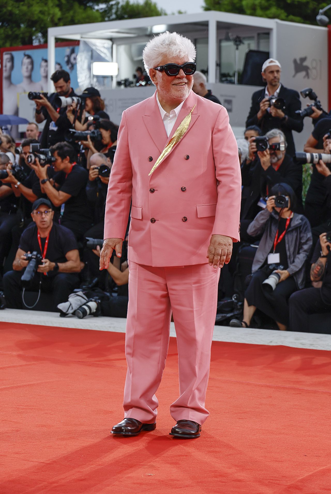 Le réalisateur Pedro Almodovar pose pour les photographes à son arrivée à la première du film « The Room Next Door ».