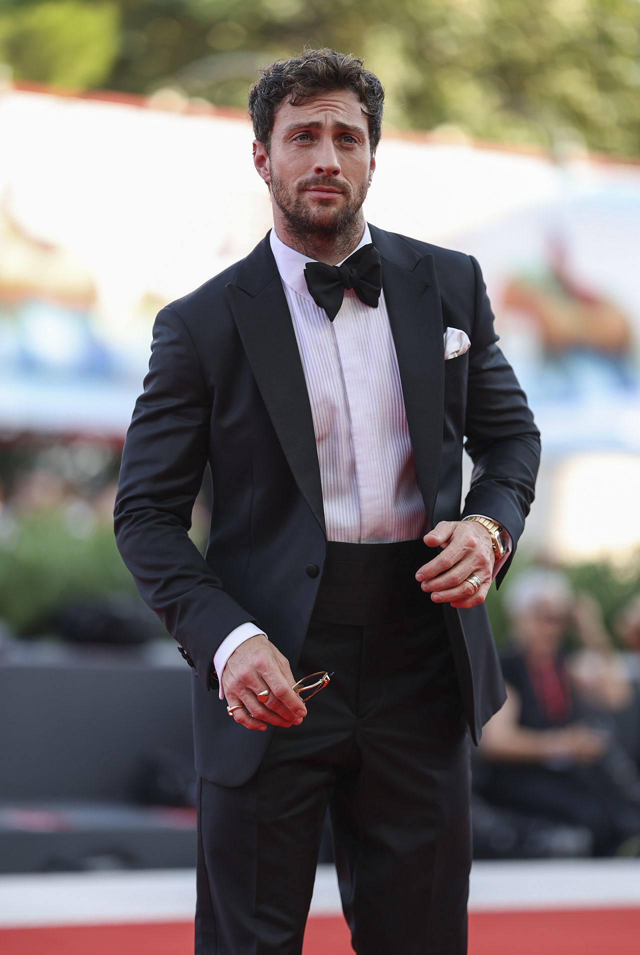 Aaron Taylor-Johnson pose pour les photographes à son arrivée à la première du film « Campo di Battaglia». 