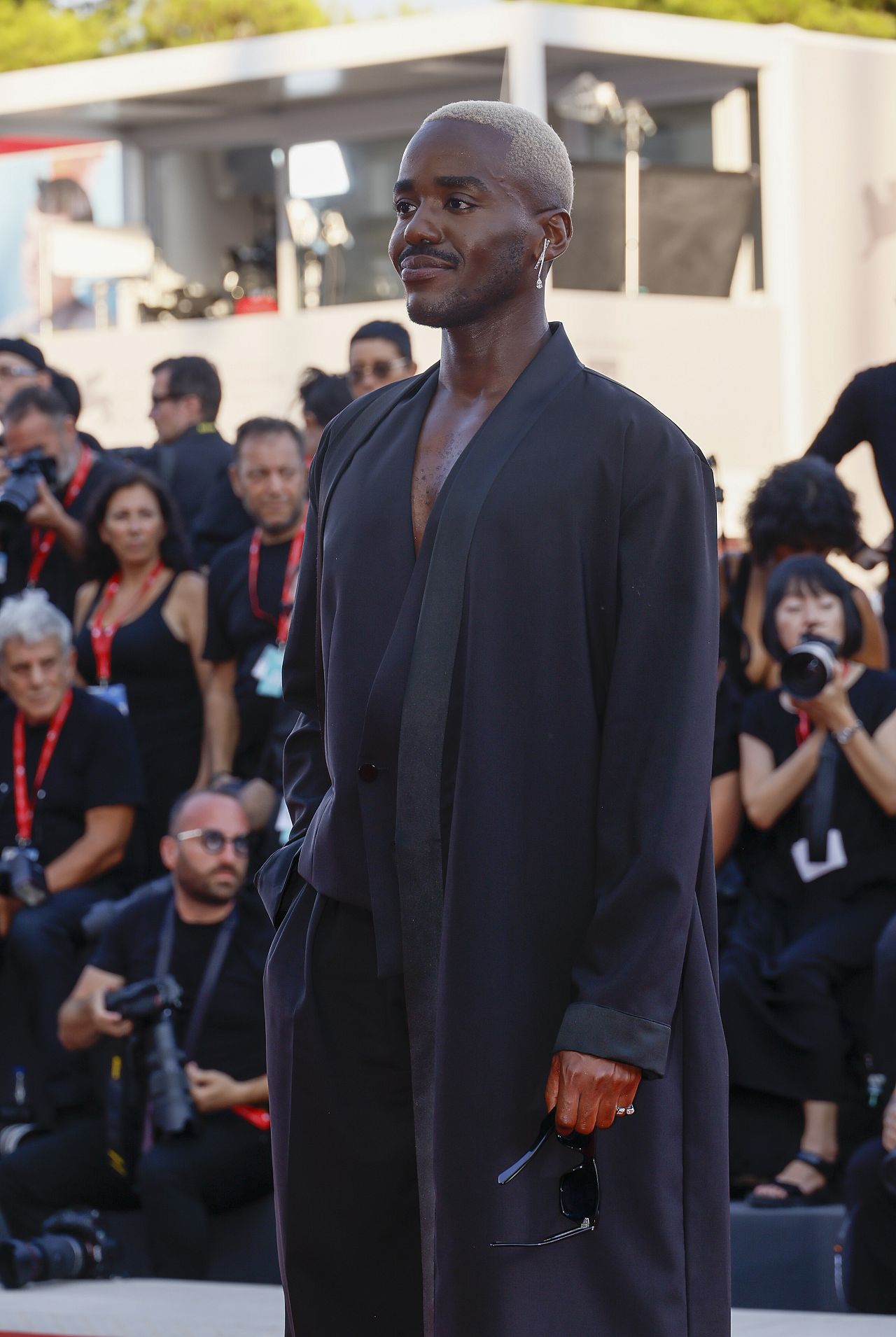 Ncuti Gatwa pose pour les photographes à son arrivée à la première du film « Babygirl ».