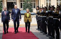 Il presidente cipriota Nikos Christodoulides, il primo ministro libanese Najib Mikati e il presidente della Commissione europea Ursula von der Leyen