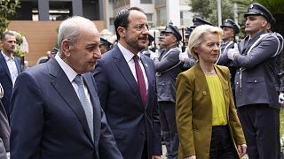 Ursula von der Leyen avec le président de Chypre Nikos Christodoulides et le président du Parlement libanais Nabih Berri, à leur arrivée à Beyrouth, le jeudi 2 mai 2024.