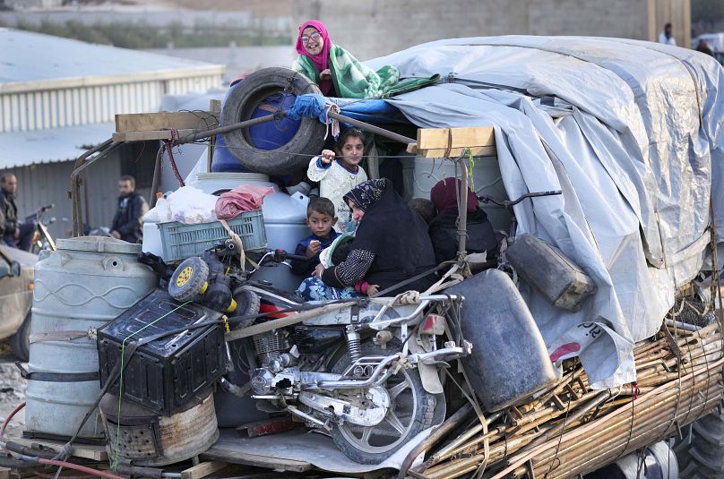 Des réfugiés syriens à l'arrière d'un camion, à un point de rassemblement pour entrer en Syrie, dans la ville frontalière d'Arsal, à l'est du Liban, mercredi 26 octobre 2022.