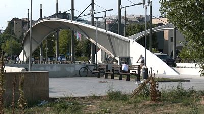 Ponte que divide os grupos étnicos albanês e sérvio na cidade kosovar de Mitrovica.