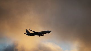 Un Boeing 737 de Royal Air Maroc s'apprête à atterrir à Lisbonne au coucher du soleil, le samedi 20 juillet 2024.