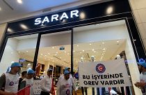 Sarar işçileri grevin altıncı gününde Üsküdar'a bağlı bir alışveriş merkezindeki mağazada grev pankartı astı / 3 Eylül 2024 