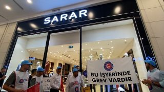 Sarar işçileri grevin altıncı gününde Üsküdar'a bağlı bir alışveriş merkezindeki mağazada grev pankartı astı / 3 Eylül 2024 