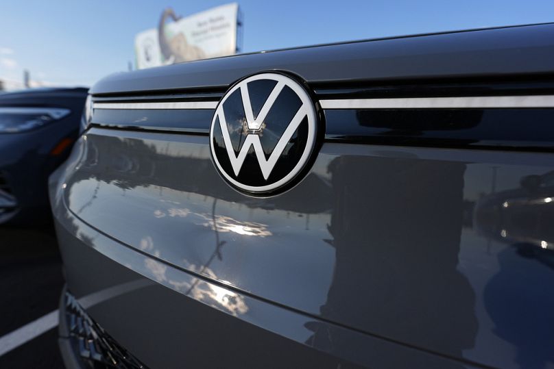 Le logo de VW sur un SUV ID.4 électrique