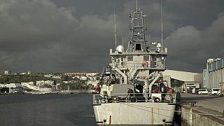 Vista de uma das embarcações da Gendarmerie Nationale francesa no porto de Boulogne-Sur-Mer, França,