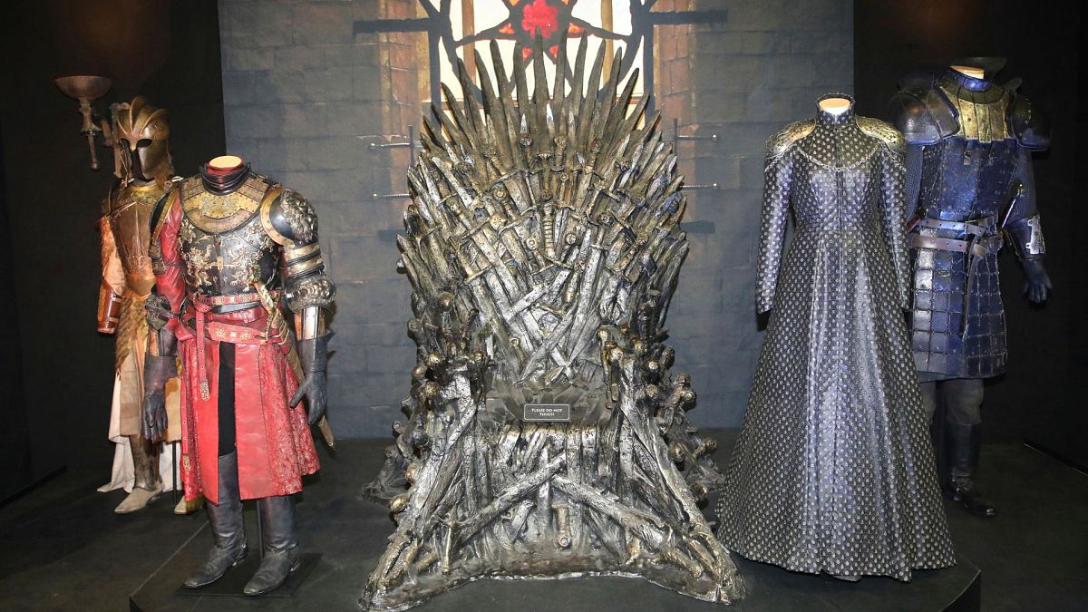 Demir Taht ve kostümler, Kuzey İrlanda'nın Belfast kentindeki Titanic Sergi merkezinde düzenlenen The Game of Thrones Touring Exhibition'ın açılışında sergileniyor