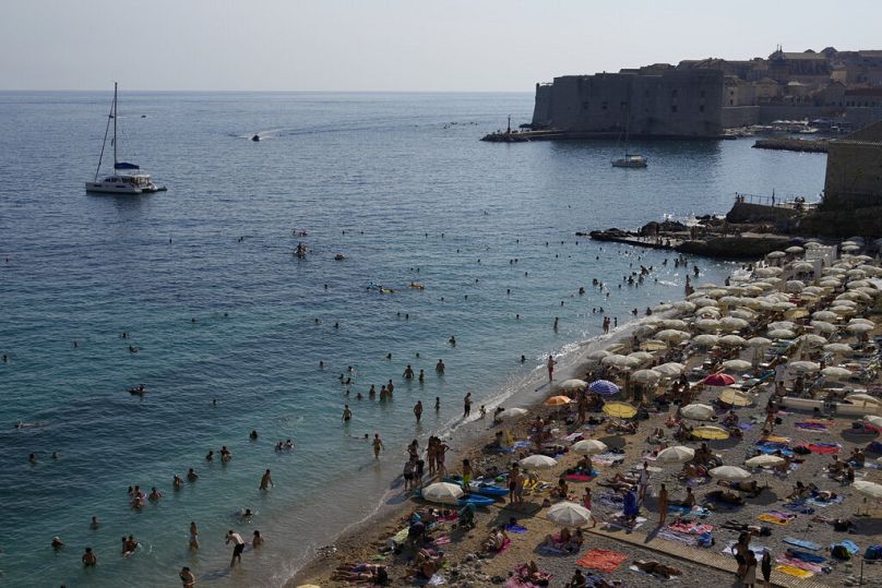 Tömeg Dubrovnik fő strandján