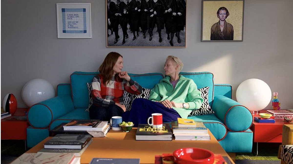 Tilda Swinton e Julianne Moore em "O Quarto ao Lado" de Pedro Almodóvar 