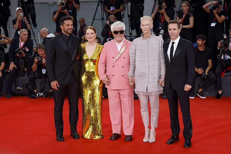 Pedro Almodóvar, Tilda Swinton e Julianne Moore na estreia de “O Quarto do Lado” em Veneza. 