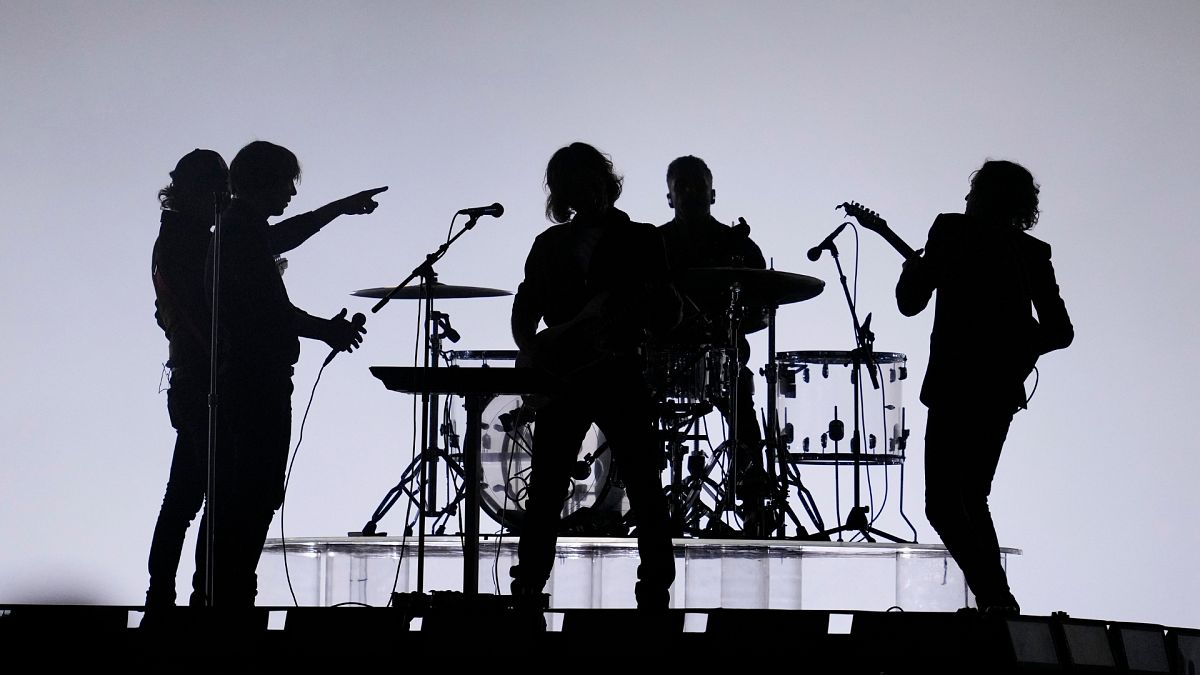 Phoenix actúa en la ceremonia de clausura.