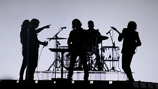 Phoenix actúa en la ceremonia de clausura.