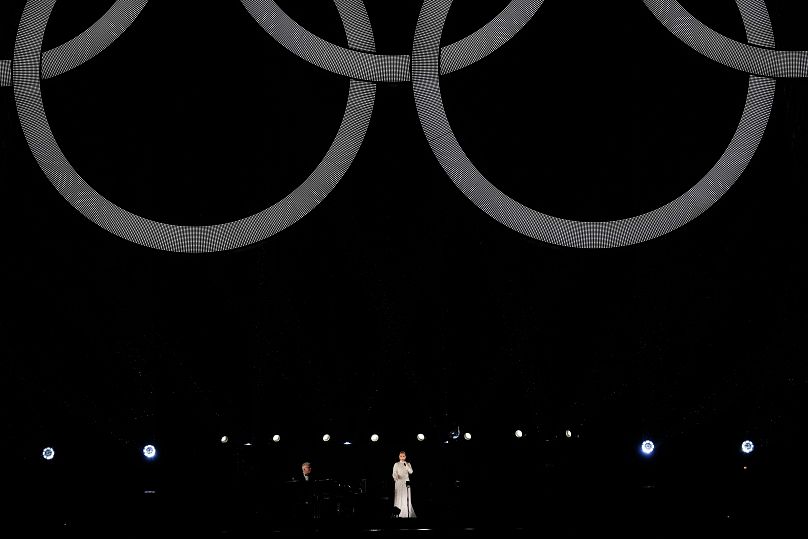 Celine Dion atua em Paris, França, durante a cerimónia de abertura