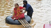 Un voluntario traslada a una residente en una carretera inundada por las fuertes lluvias en Vijayawada, la capital comercial de Andhra Pradesh, el 3 de septiembre 