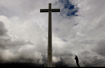 İrlanda'nın Dublin kentindeki Phoenix Park'ta Papalık Haçı görüntüleniyor, 20 Mayıs 2009 Çarşamba (Arşiv)