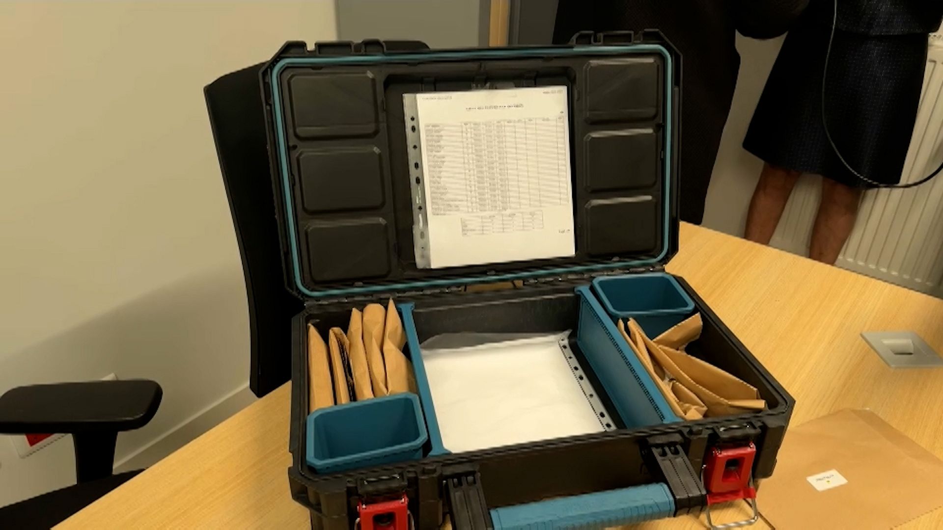 DeAO Établi 2-en-1 Et Mallette D'Outils – Perceuse à Piles, 50 écrous/boulons, Marteau, Clé, Scie – Dès 3 Ans