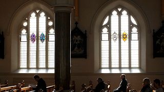 Católicos romanos escuchan misa en la Catedral Católica Romana de San Pedro, en Belfast Oeste, Irlanda del Norte.