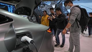 Ziyaretçiler Nisan ayında Pekin'de düzenlenen Auto China 2024 fuarında Geely Galaxy E8 EV otomobil modelini inceliyor